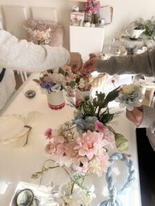 岡山市北区と赤穂市にある50代からの大人女子のハンド名dの趣味&ポーセラーツ教室のしめ飾り作りのワークショップの様子です